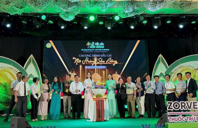 Ban tổ chức Lễ hội sầu riêng huyện Krông Pắk bán đấu giá 3 trái sầu riêng phục vụ công tác an sinh xã hội