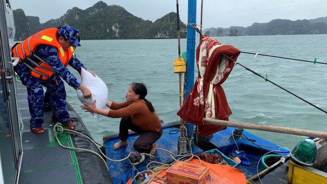 Cảnh sát biển Việt Nam hỗ trợ cung cấp lương thực cho ngư dân