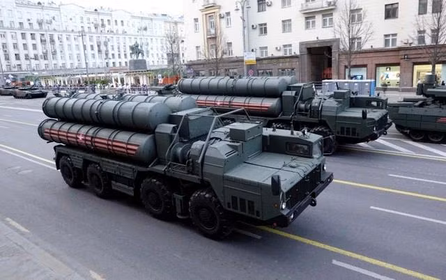 Các hệ thống phòng không S-400 trong một cuộc diễu binh tại Moscow