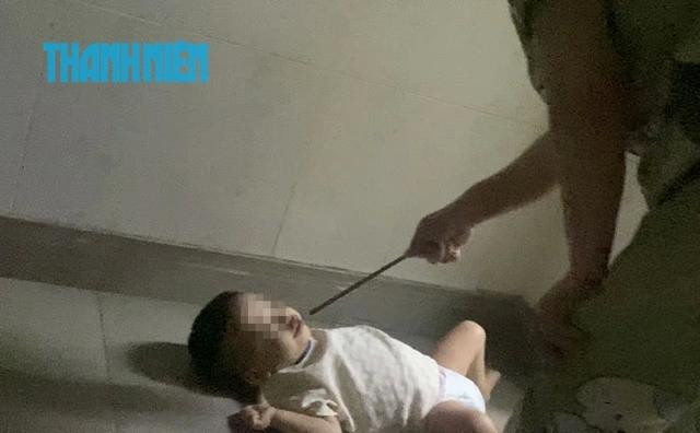 Sau trận bạo hành lúc nửa đêm ở nhà vệ sinh, bảo mẫu Cẩm chỉ đũa vào mặt, ép bé trai nín khóc Sau trận bạo hành lúc nửa đêm ở nhà vệ sinh, bảo mẫu Cẩm chỉ đũa vào mặt, ép bé trai nín khóc