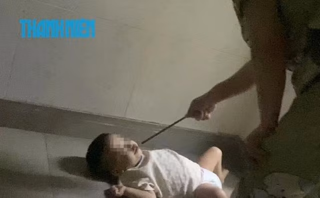 Sau trận bạo hành lúc nửa đêm ở nhà vệ sinh, bảo mẫu Cẩm chỉ đũa vào mặt, ép bé trai nín khóc