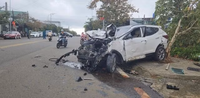 Đầu ô tô bị biến dạng