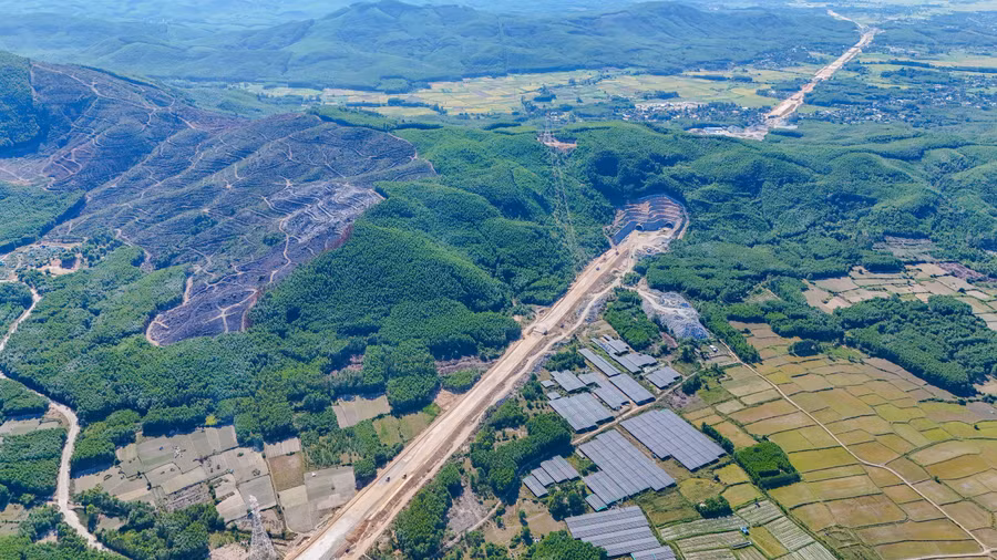 Tuyến đường đi qua những cánh đồng, núi non