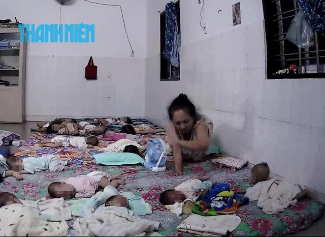 Em bé (khoảng 1 tháng tuổi) da còn đỏ hỏn (nhóm trẻ còn quấn khăn) bị bà Tuyền thẳng tay đánh đập Em bé (khoảng 1 tháng tuổi) da còn đỏ hỏn (nhóm trẻ còn quấn khăn) bị bà Tuyền thẳng tay đánh đập