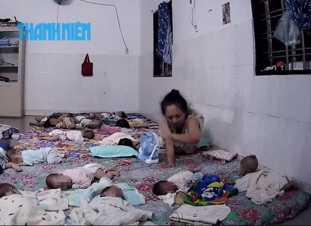 Em bé (khoảng 1 tháng tuổi) da còn đỏ hỏn (nhóm trẻ còn quấn khăn) bị bà Tuyền thẳng tay đánh đập