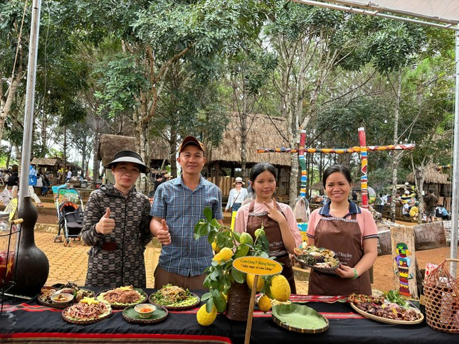 Hội thi do ban quản lý chợ phiên cùng các hộ kinh doanh tự đứng ra tổ chức. Hội thi năm nay có sự góp mặt của 6 đội. Hội thi do ban quản lý chợ phiên cùng các hộ kinh doanh tự đứng ra tổ chức. Hội thi năm nay có sự góp mặt của 6 đội.