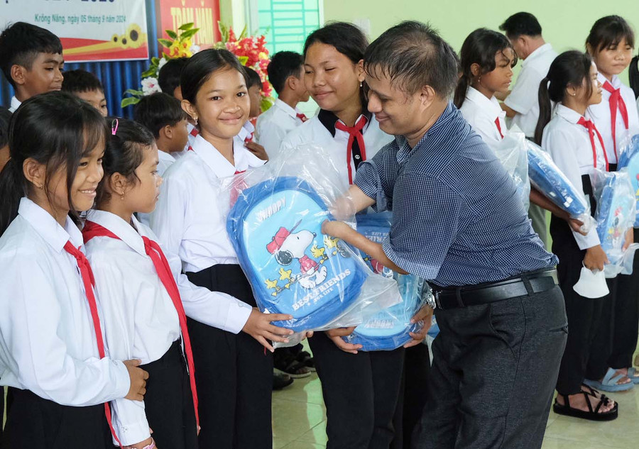 Anh Nay Djruêng trao quà cho học trò nghèo. Ảnh: H.N Anh Nay Djruêng trao quà cho học trò nghèo. Ảnh: H.N