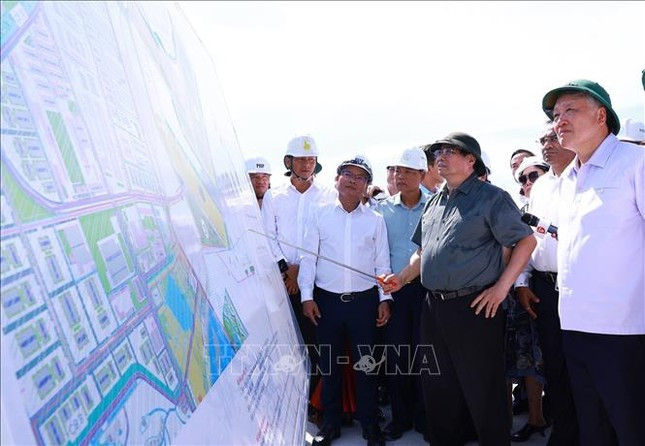 Thủ tướng Phạm Minh Chính xem quy hoạch khu bến cảng Liên Chiểu.