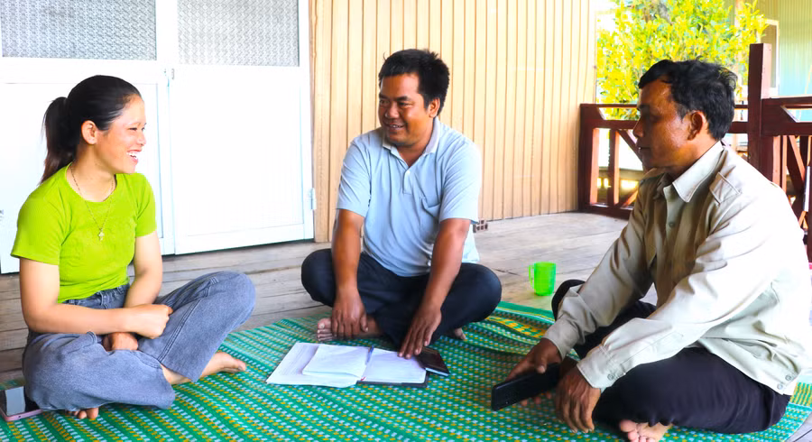 Đại diện lãnh đạo xã Chơ Long, Chi bộ làng Brưl nắm bắt tâm tư, nguyện vọng, tạo điều kiện để kết nạp Đảng cho chị Đinh Thị Hnenh. Ảnh: Ngọc Minh