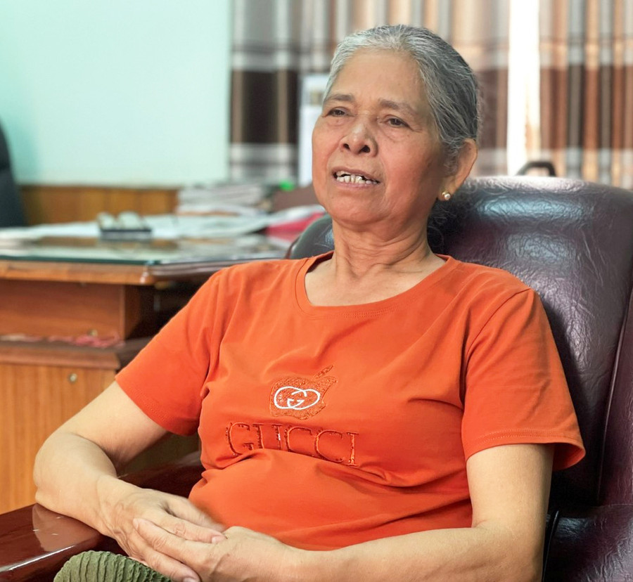 55 năm tuổi Đảng, bà H'Yéo chưa khi nào quên lời thề trước cờ Đảng. Ảnh: P.D 55 năm tuổi Đảng, bà H'Yéo chưa khi nào quên lời thề trước cờ Đảng. Ảnh: P.D