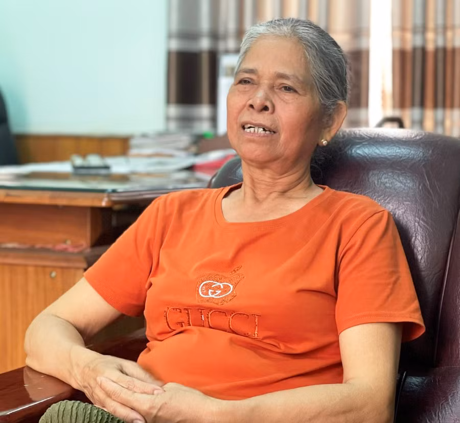 55 năm tuổi Đảng, bà H'Yéo chưa khi nào quên lời thề trước cờ Đảng. Ảnh: P.D