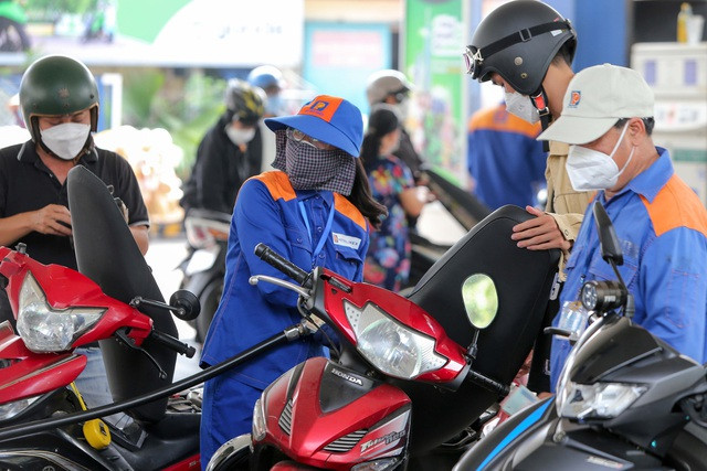 Nửa đầu năm nay, lãi của &quot;ông lớn&quot; xăng dầu Petrolimex tăng vọt