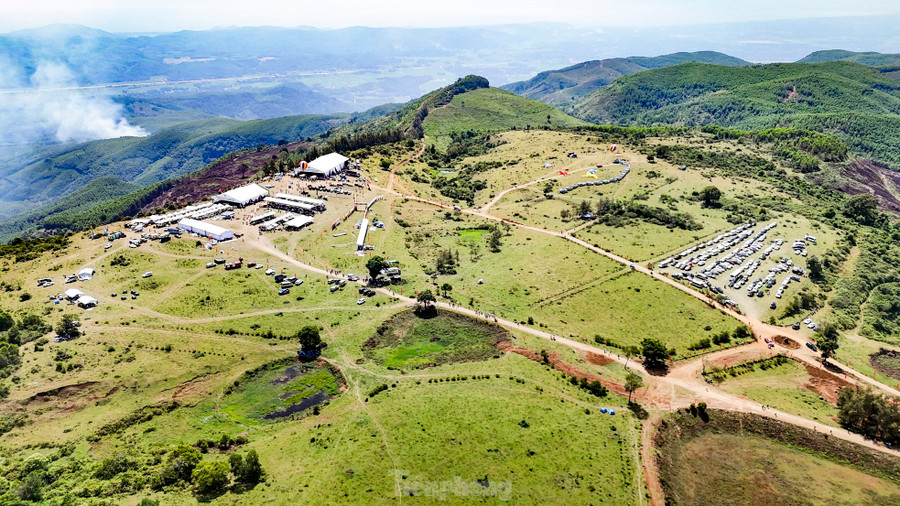 Theo lãnh đạo UBND thị xã Hoài Nhơn, cao nguyên La Vuông cách đây 3 tháng còn rất hoang sơ, chưa có điện, cơ sở hạ tầng chưa hoàn thiện, cũng chưa có dịch vụ du lịch nhưng giờ đã mang diện mạo mới. Ảnh: Trương Định.