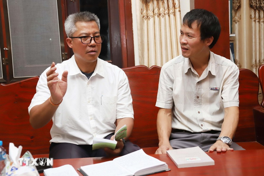 Ông Thongvanh Thongdy (trái), học giả từng có nhiều năm sinh sống và học tập tại Việt Nam, chia sẻ với phóng viên TTXVN tại Lào về những cuốn sách của Chủ tịch Hồ Chí Minh mà ông từng nghiên cứu rất kỹ lưỡng để vận dụng vào công việc và cuộc sống hằng ngày. (Ảnh: Bá Thành/TTXVN) Ông Thongvanh Thongdy (trái), học giả từng có nhiều năm sinh sống và học tập tại Việt Nam, chia sẻ với phóng viên TTXVN tại Lào về những cuốn sách của Chủ tịch Hồ Chí Minh mà ông từng nghiên cứu rất kỹ lưỡng để vận dụng vào công việc và cuộc sống hằng ngày. (Ảnh: Bá Thành/TTXVN)
