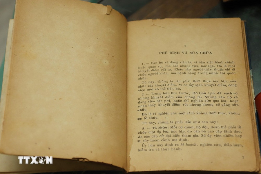 Nội dung đầu tiên trong cuốn sách "Sửa đổi lối làm việc" của Chủ tịch Hồ Chí Minh, cuốn sách "gối đầu giường" của cố Chủ tịch Đảng NDCM Lào Kaysone Phomvihane, trong Khu di tích Chủ tịch Kaysone Phomvihane ở thủ đô Vientiane. (Ảnh: Xuân Tú/TTXVN) Nội dung đầu tiên trong cuốn sách "Sửa đổi lối làm việc" của Chủ tịch Hồ Chí Minh, cuốn sách "gối đầu giường" của cố Chủ tịch Đảng NDCM Lào Kaysone Phomvihane, trong Khu di tích Chủ tịch Kaysone Phomvihane ở thủ đô Vientiane. (Ảnh: Xuân Tú/TTXVN)