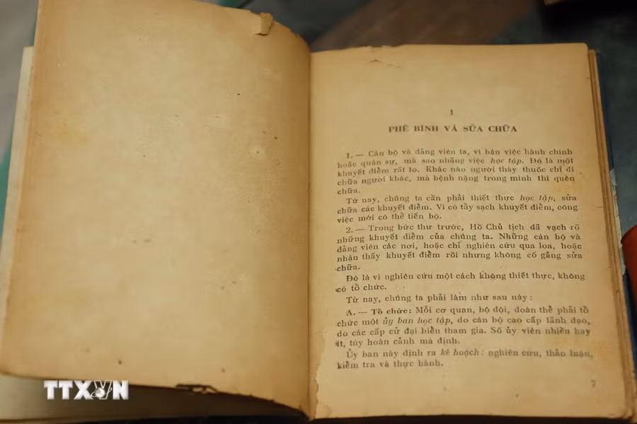 Nội dung đầu tiên trong cuốn sách "Sửa đổi lối làm việc" của Chủ tịch Hồ Chí Minh, cuốn sách "gối đầu giường" của cố Chủ tịch Đảng NDCM Lào Kaysone Phomvihane, trong Khu di tích Chủ tịch Kaysone Phomvihane ở thủ đô Vientiane. (Ảnh: Xuân Tú/TTXVN)