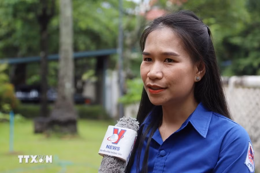 Chị Tavanh Vanhthong, cán bộ thuyết minh của Khu di tích Chủ tịch Kaysone Phomvihane ở thủ đô Vientiane, trả lời phỏng vấn. (Ảnh: Xuân Tú/TTXVN)