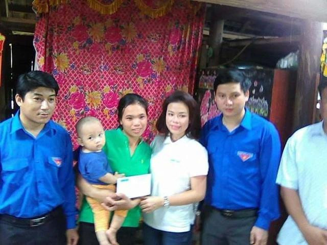 Hình ảnh chị Thìn (áo xanh) được đoàn công tác của Văn phòng đại diện Báo Thanh Niên - khu vực Duyên hải miền Trung thăm và trao tặng tiền năm 2016 làm chị nhớ mãi Hình ảnh chị Thìn (áo xanh) được đoàn công tác của Văn phòng đại diện Báo Thanh Niên - khu vực Duyên hải miền Trung thăm và trao tặng tiền năm 2016 làm chị nhớ mãi
