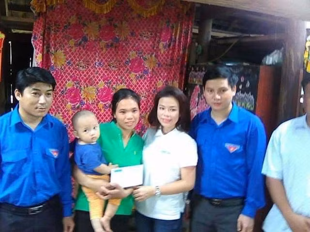 Hình ảnh chị Thìn (áo xanh) được đoàn công tác của Văn phòng đại diện Báo Thanh Niên - khu vực Duyên hải miền Trung thăm và trao tặng tiền năm 2016 làm chị nhớ mãi