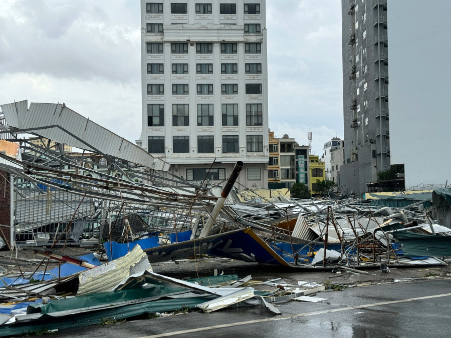 Nhiều nhà hàng du lịch đã sập hoàn toàn sau bão Nhiều nhà hàng du lịch đã sập hoàn toàn sau bão