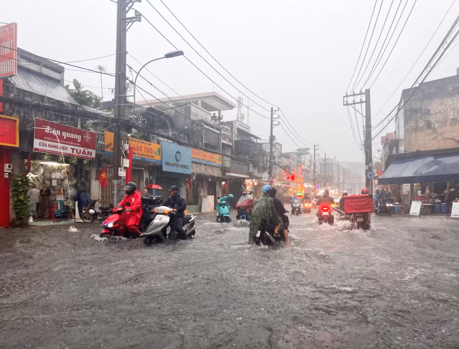 Tại ngã tư đường Đặng Thị Rành - Tô Ngọc Vân gần chợ Thủ Đức, nước nhanh chóng ngập đến nửa bánh xe chỉ sau 15 phút mưa trút.