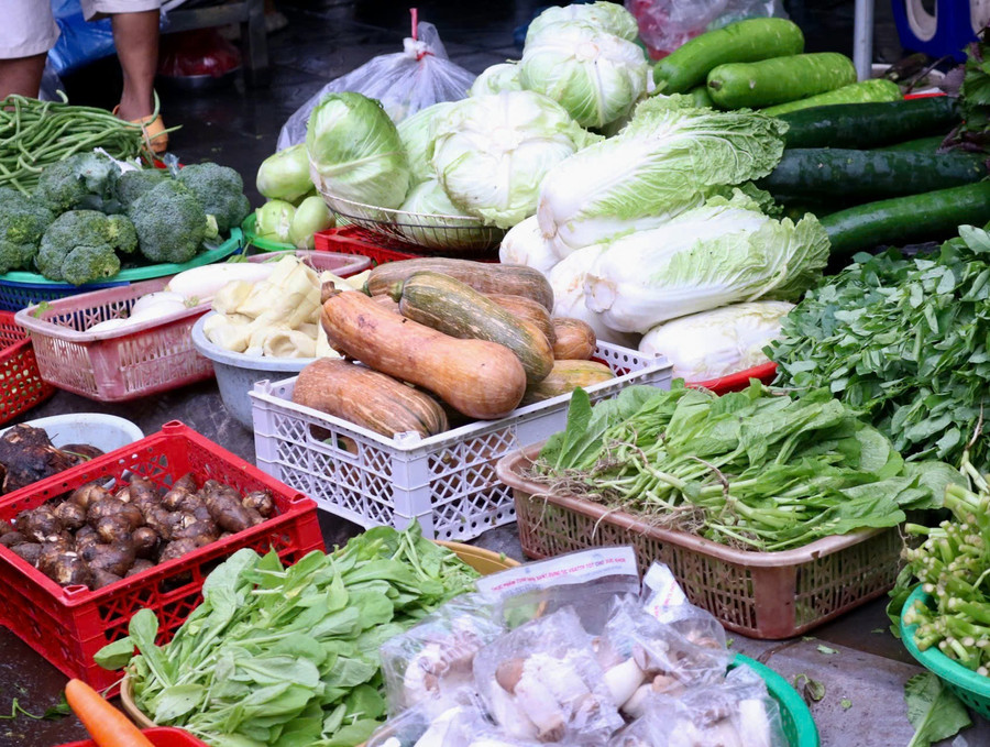 Giá rau xanh tại các chợ tăng từ 1,5 - 2 lần so với ngày thường. Trong đó, rau muống 15.000 đồng/bó, ngải cứu 12.000 đồng/bó, cà chua 45.000 đồng/kg, rau cải 30.000 - 35.000 đồng.kg, xà lách 40.000 - 45.000 đồng/kg, rau mùi 8.000 đồng/bó nhỏ,... Như vậy, trung bình rau xanh tăng từ 5.000 - 10.000 đồng so với ngày thường.