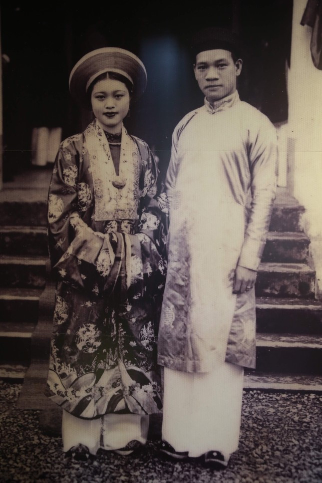 Vợ chồng GS Nguyễn Văn Huyên - Vi Kim Ngọc trong ngày cưới Vợ chồng GS Nguyễn Văn Huyên - Vi Kim Ngọc trong ngày cưới