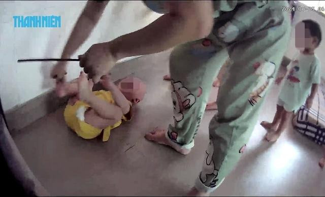 Bé trai 1 tuổi bị bà Cẩm dùng đũa đánh khoảng 30 cái vào lòng bàn chân Bé trai 1 tuổi bị bà Cẩm dùng đũa đánh khoảng 30 cái vào lòng bàn chân