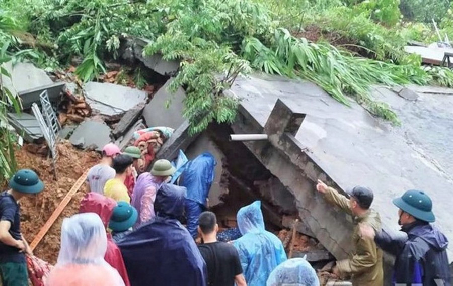 Hiện trường vụ sạt lở gây sập nhà ở Hòa Bình. (Nguồn: Báo Hòa Bình) Hiện trường vụ sạt lở gây sập nhà ở Hòa Bình. (Nguồn: Báo Hòa Bình)