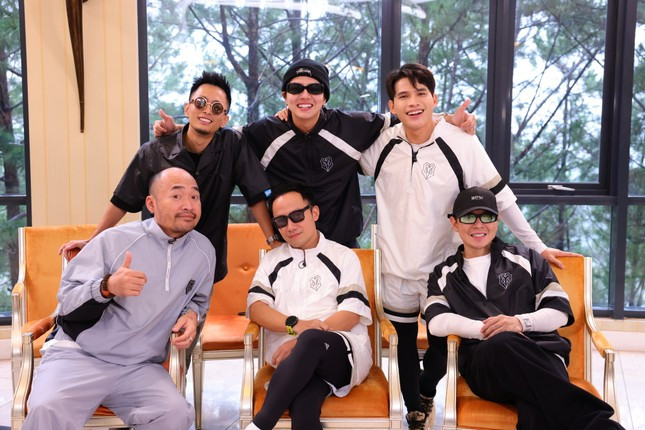 Tiến Luật trình diễn nhái theo phong cách của Binz là một thành viên của Nhà Trẻ. Tiết mục cũng đem giường lên sân khấu gợi nhớ phần thi đơn của Hà Lê tại ATVNCG. Ảnh: BTC