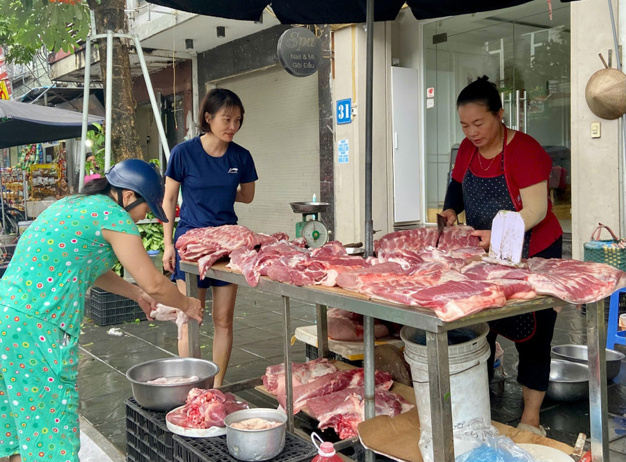 Cửa hàng thịt lợn chỉ nhập về nửa con.