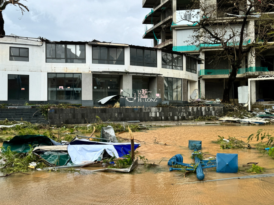 Khắp Hạ Long ngổn ngang trong rác thải, nhà dân, trụ sở bị vỡ cửa kính tan tác Khắp Hạ Long ngổn ngang trong rác thải, nhà dân, trụ sở bị vỡ cửa kính tan tác