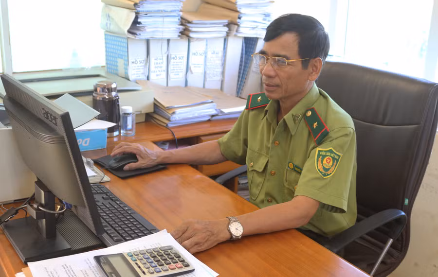 Lực lượng kiểm lâm Gia Lai cập nhật diễn biến rừng qua phần mềm. Ảnh: CCKL cung cấp