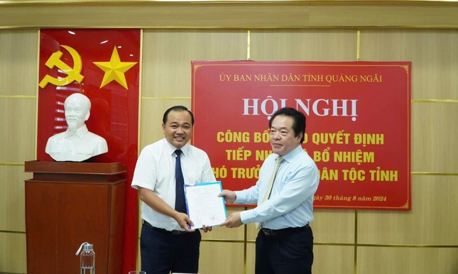 Phó Chủ tịch UBND tỉnh Quảng Ngãi Võ Phiên trao quyết định cho ông Lê Văn Vin. Phó Chủ tịch UBND tỉnh Quảng Ngãi Võ Phiên trao quyết định cho ông Lê Văn Vin.