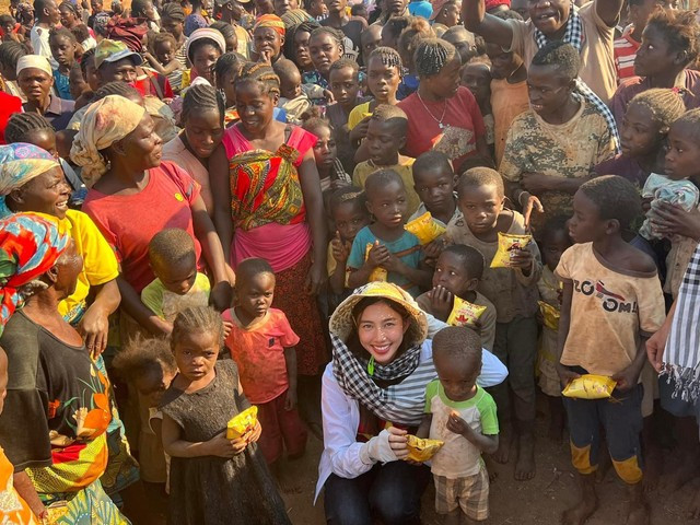 Hoa hậu Thùy Tiên trong một chuyến thiện nguyện tại Angola vào năm 2022 Hoa hậu Thùy Tiên trong một chuyến thiện nguyện tại Angola vào năm 2022