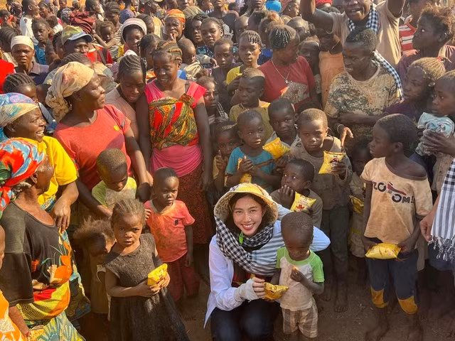 Hoa hậu Thùy Tiên trong một chuyến thiện nguyện tại Angola vào năm 2022