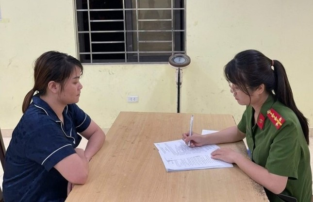 Lý Thị Lan (bìa trái) khai nhận hành vi phạm tội, Lý Thị Lan (bìa trái) khai nhận hành vi phạm tội,