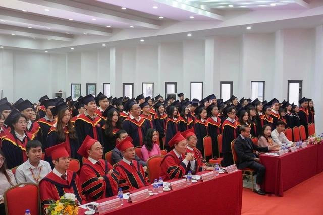 240 bác sĩ, dược sĩ, điều dưỡng nhận bằng tốt nghiệp của Trường ĐH Y dược Buôn Ma Thuột 240 bác sĩ, dược sĩ, điều dưỡng nhận bằng tốt nghiệp của Trường ĐH Y dược Buôn Ma Thuột