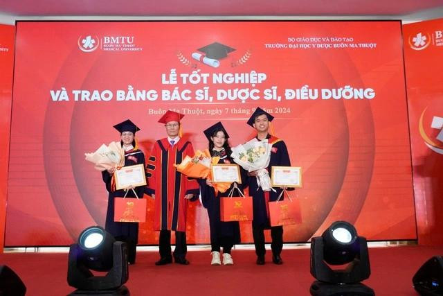 Lãnh đạo nhà trường tặng giấy khen cho các sinh viên giỏi Lãnh đạo nhà trường tặng giấy khen cho các sinh viên giỏi