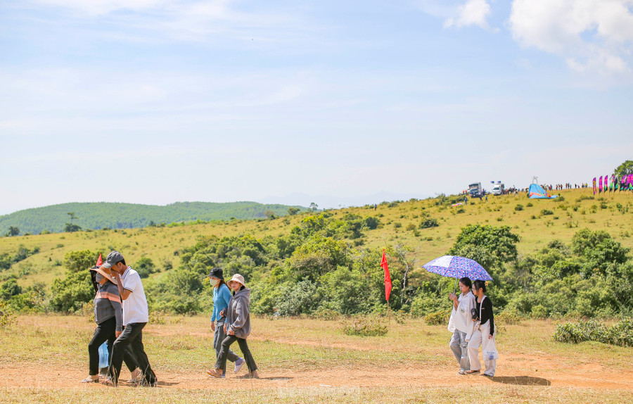 Chị Trúc Vy (31 tuổi, TP. Quy Nhơn) chia sẻ là người địa phương nhưng đây là đầu đặt chân đến cao nguyên La Vuông. Lâu nay xem thông tin, hình ảnh giới thiệu về vùng đất này nên muốn đến tham quan, trải nghiệm. Ảnh: Trương Định.