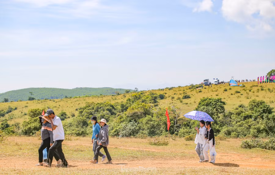 Chị Trúc Vy (31 tuổi, TP. Quy Nhơn) chia sẻ là người địa phương nhưng đây là đầu đặt chân đến cao nguyên La Vuông. Lâu nay xem thông tin, hình ảnh giới thiệu về vùng đất này nên muốn đến tham quan, trải nghiệm. Ảnh: Trương Định.