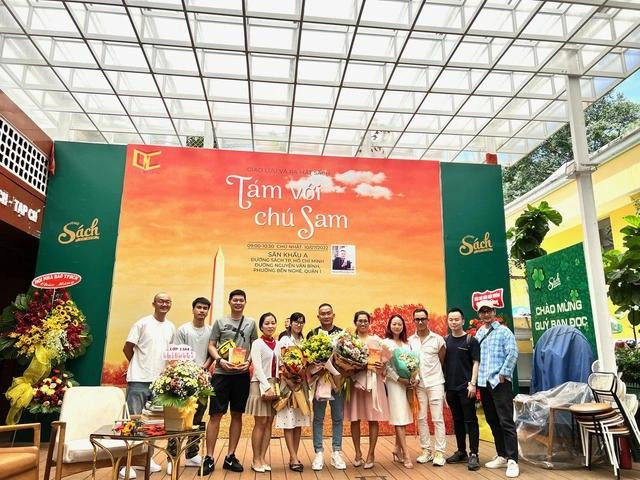 Tác giả với bạn bè và độc giả trong các buổi ra mắt sách ở TP.HCM