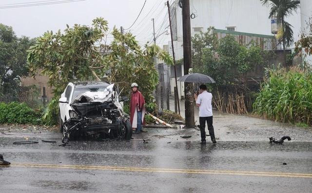 Xe ô tô băng lên lề đường sau vụ tai nạn Xe ô tô băng lên lề đường sau vụ tai nạn