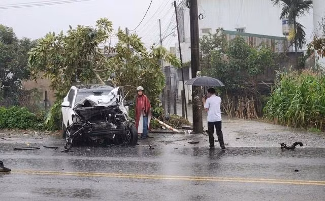 Xe ô tô băng lên lề đường sau vụ tai nạn