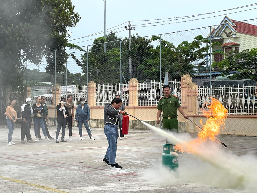 Thân nhân của cán bộ, chiến sĩ Công an huyện Kông Chro thực hành PCCC tại buổi tập huấn. Ảnh: Phương Liên