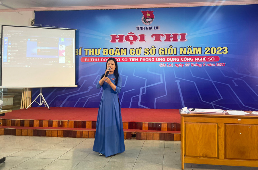 Thí sinh Phan Thị Bích Thủy--Bí thư Đoàn trường THPT Hoàng Hoa Thám (TP. Pleiku) chia sẻ về công trình số hóa dữ liệu tại hội thi. Ảnh: M.N Thí sinh Phan Thị Bích Thủy--Bí thư Đoàn trường THPT Hoàng Hoa Thám (TP. Pleiku) chia sẻ về công trình số hóa dữ liệu tại hội thi. Ảnh: M.N