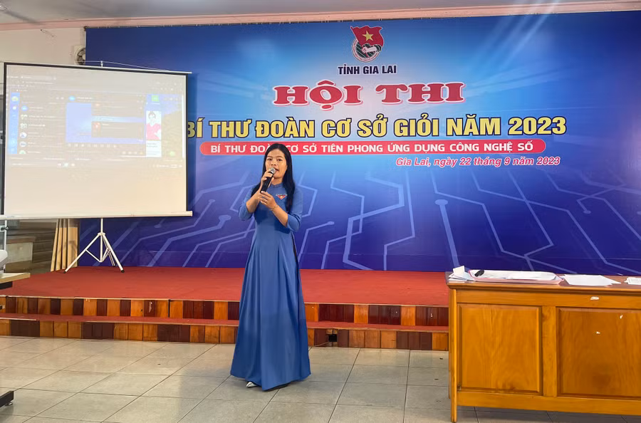 Thí sinh Phan Thị Bích Thủy--Bí thư Đoàn trường THPT Hoàng Hoa Thám (TP. Pleiku) chia sẻ về công trình số hóa dữ liệu tại hội thi. Ảnh: M.N