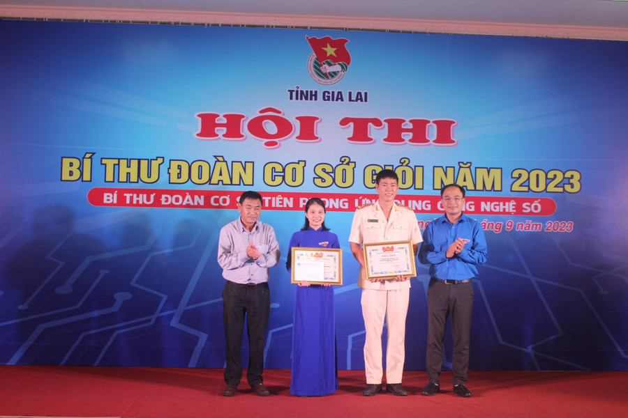 Ban tổ chức trao giải nhì cho các thí sinh. Ảnh: M.N Ban tổ chức trao giải nhì cho các thí sinh. Ảnh: M.N