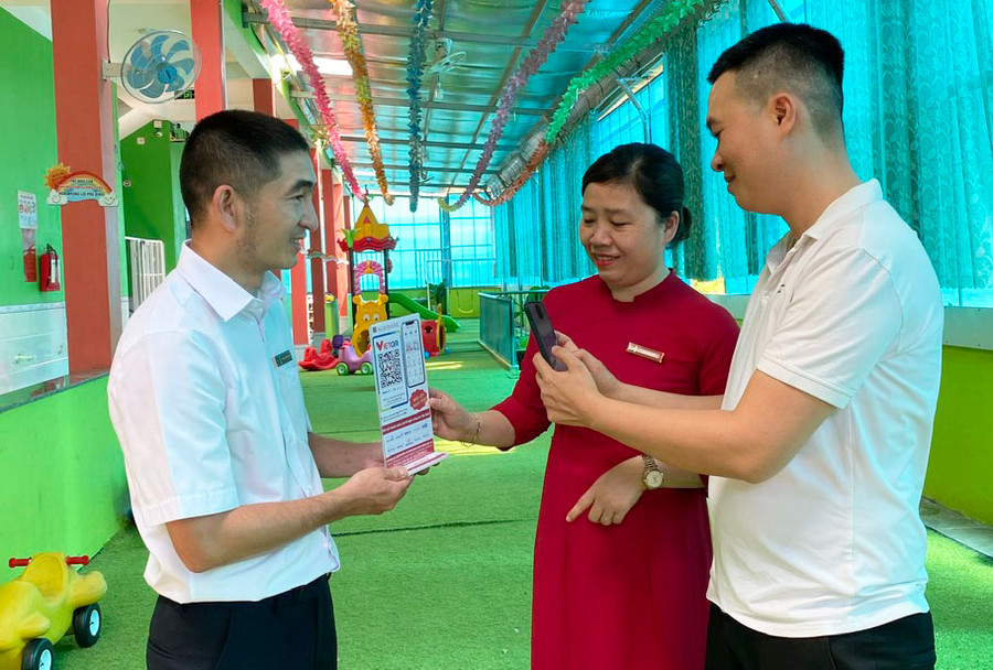 Thanh toán học phí không dùng tiền mặt đã phủ sóng tại các trường học trên địa bàn huyện Kông Chro. Ảnh: S.C