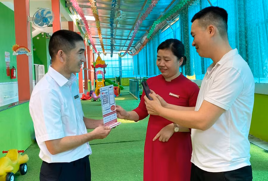 Thanh toán học phí không dùng tiền mặt đã phủ sóng tại các trường học trên địa bàn huyện Kông Chro. Ảnh: S.C